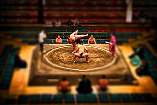 sumo wrestlers prepare to fight