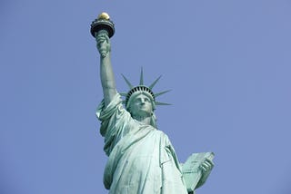 A coast-to-coast journey across the United States. The cultural shocks of two Italians in America. [The Statue of Liberty]